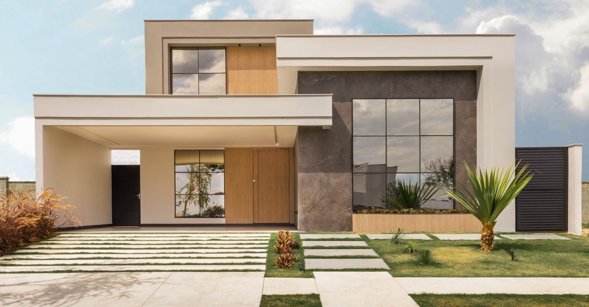 Locuință contemporană minimalistă, cu ferestre mari și curte amenajată