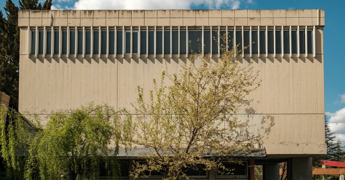 Clădire publică din beton, cu ferestre verticale ritmate