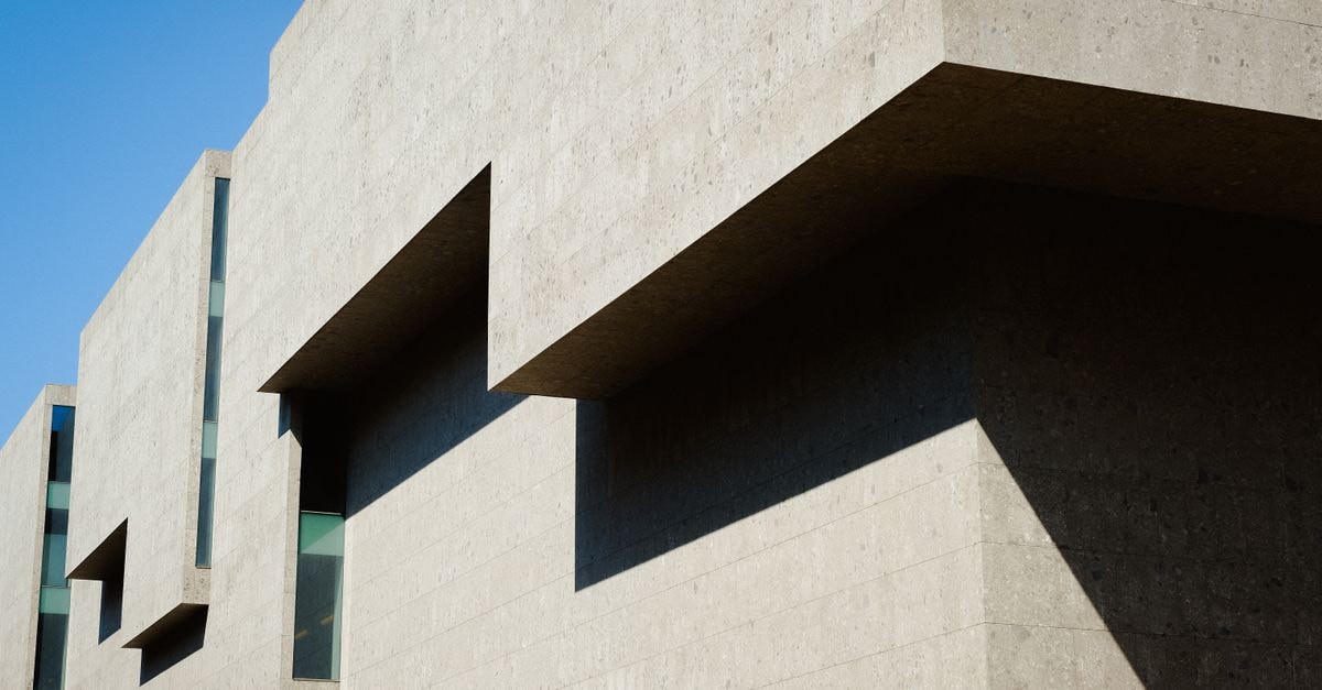 Fațadă modernă, cu geometrie precisă și umbre nete