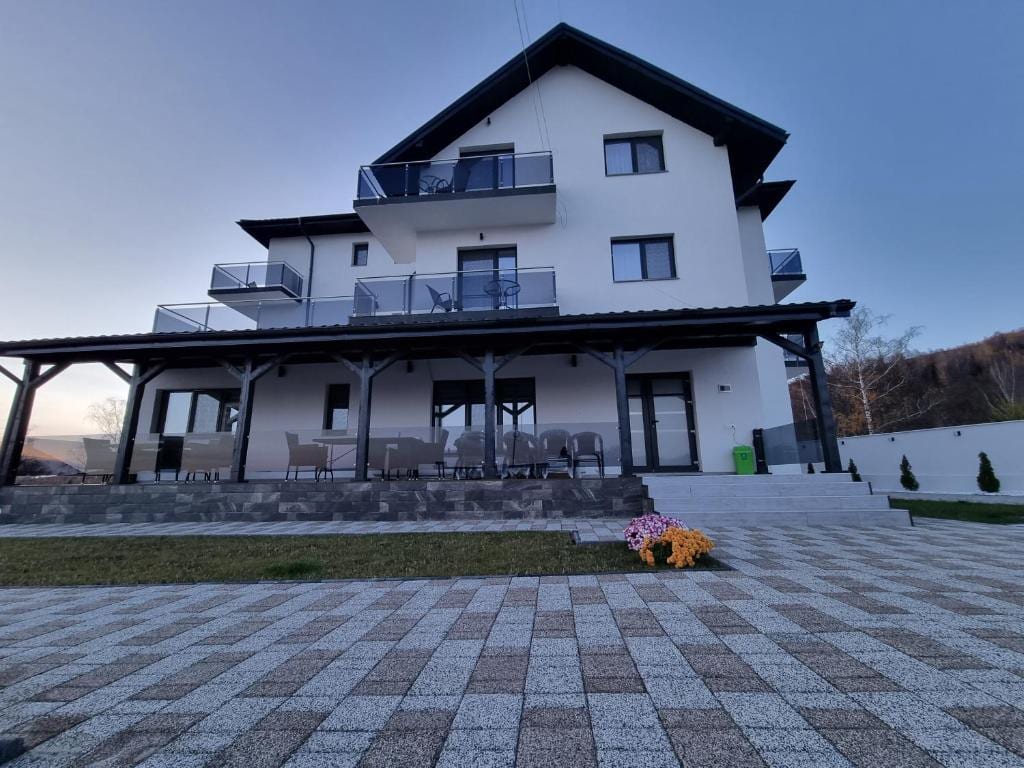 Pensiune cu balcoane vitrate, fotografie reală 3